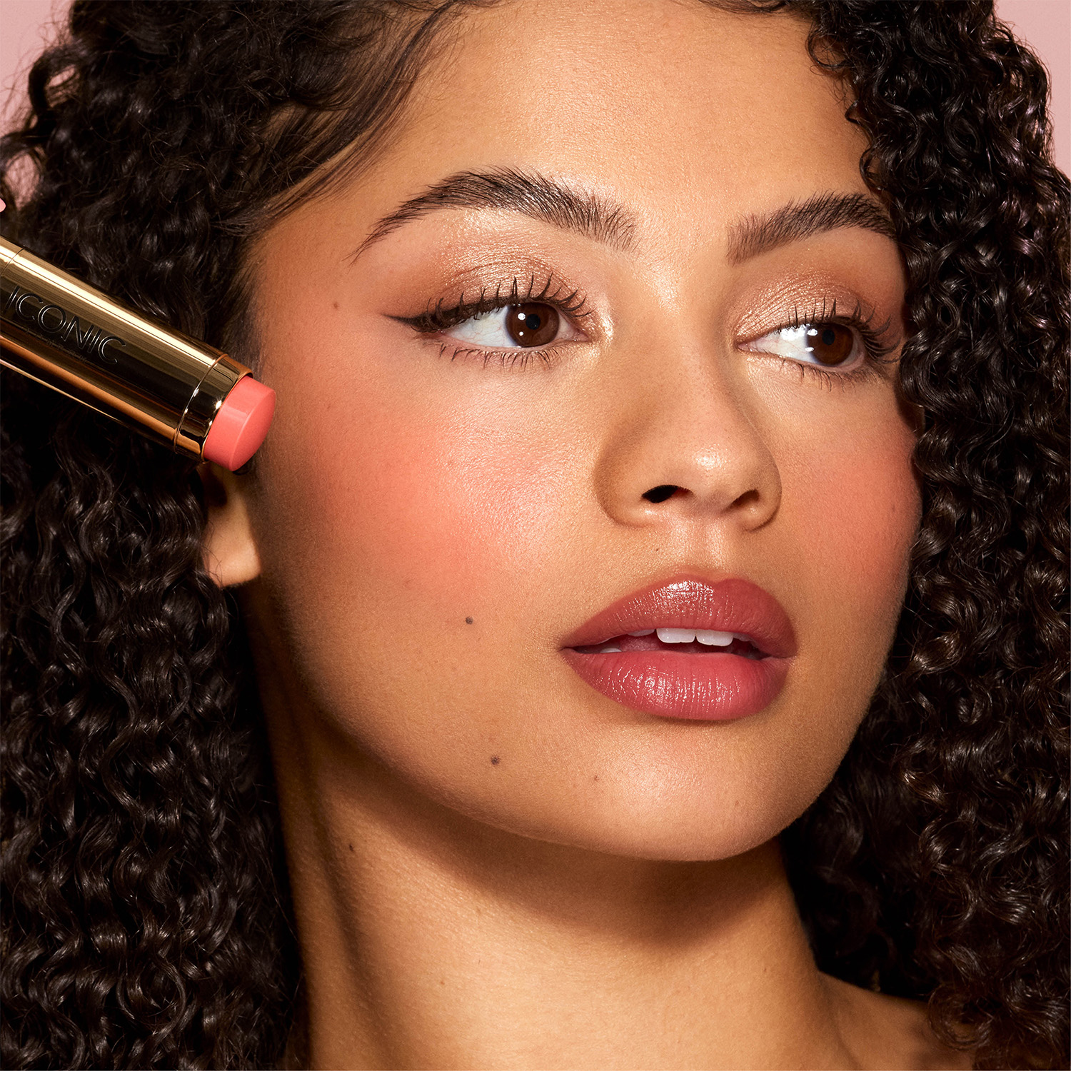 BLURRING BLUSH STICK BY ICONIC LONDON (RUBOR EN BARRA PARA MEJILLAS)